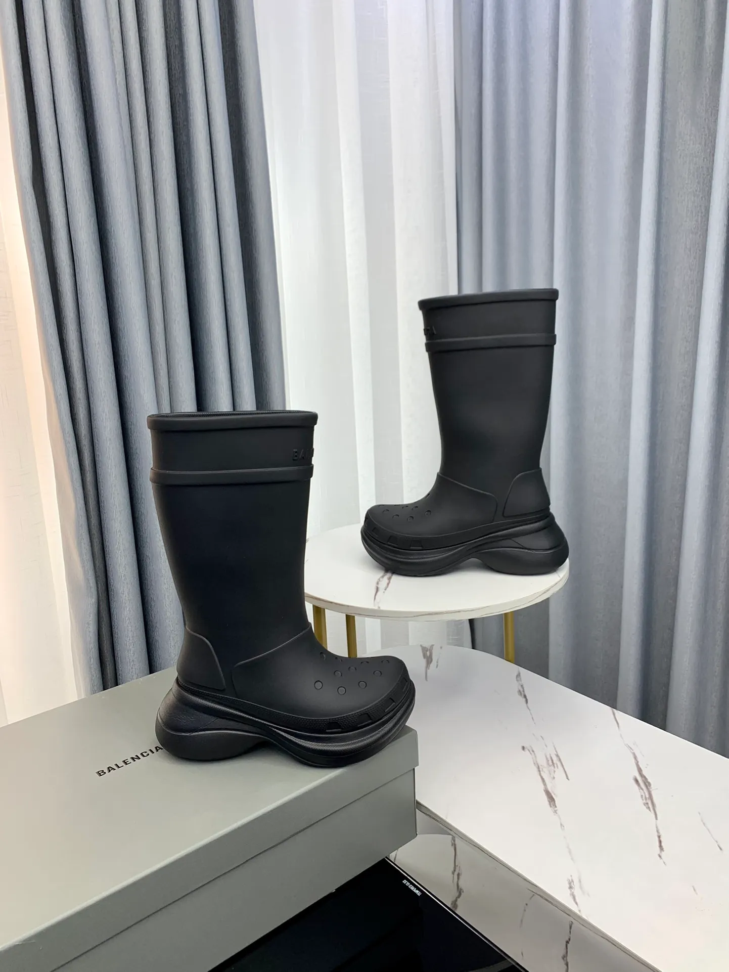 Batch👟👟Ex-factory price released👟👟Ex-factory price 560👟👟 Couple style men's and women's sizes 35-46 Balenciaga Crocs new co-branded hole-in-the-wall rain boots are shipped! A rain boots that are popular on Instagram, Xiaohongshu and other major platforms! Made of high-tech materials and molded in one piece, it is lightweight, wear-resistant, and waterproof! The heel height is 6CM and the colors are being added one after another to meet your various color combinations and different needs. A very cost-effective product!